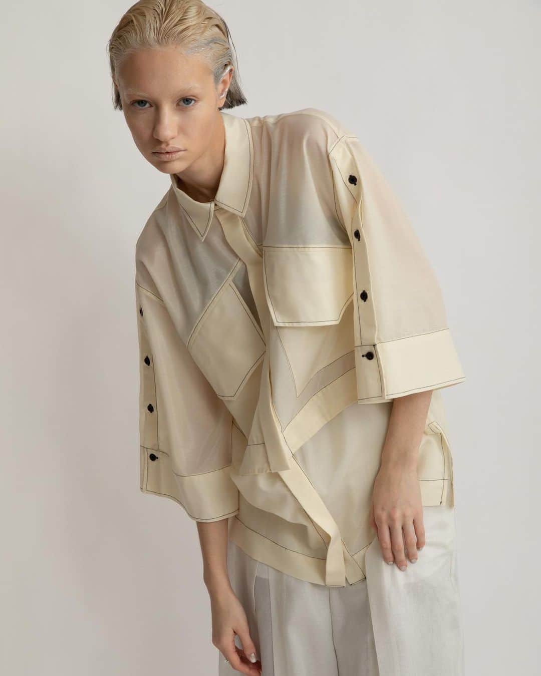 AULA AILAのインスタグラム：「【2023 HIGH SUMMER COLLECTION】  SEPARATE SHIRT COLOR IVORY SIZE 0 ¥19,800  裾のパーツをボタンで取り外せて、ルーズシャツとしてもショートシャツとしても2WAYで着て頂けるアイテム。 ボタンを途中まで外してデザインシャツのようにアレンジができるので、スタイリングの幅が広がるアイテム。 ポリエステル素材でシワになりにくくイージーケアなのも嬉しいポイント。 若干の透け感がある軽やかなニュアンスで、真夏の羽織りとしても着回しの効くアイテム。  ✔️AULA AILA OFFICIAL WEB STOREにて HIGH SUMMER COLLECTIONアイテム展開中！」