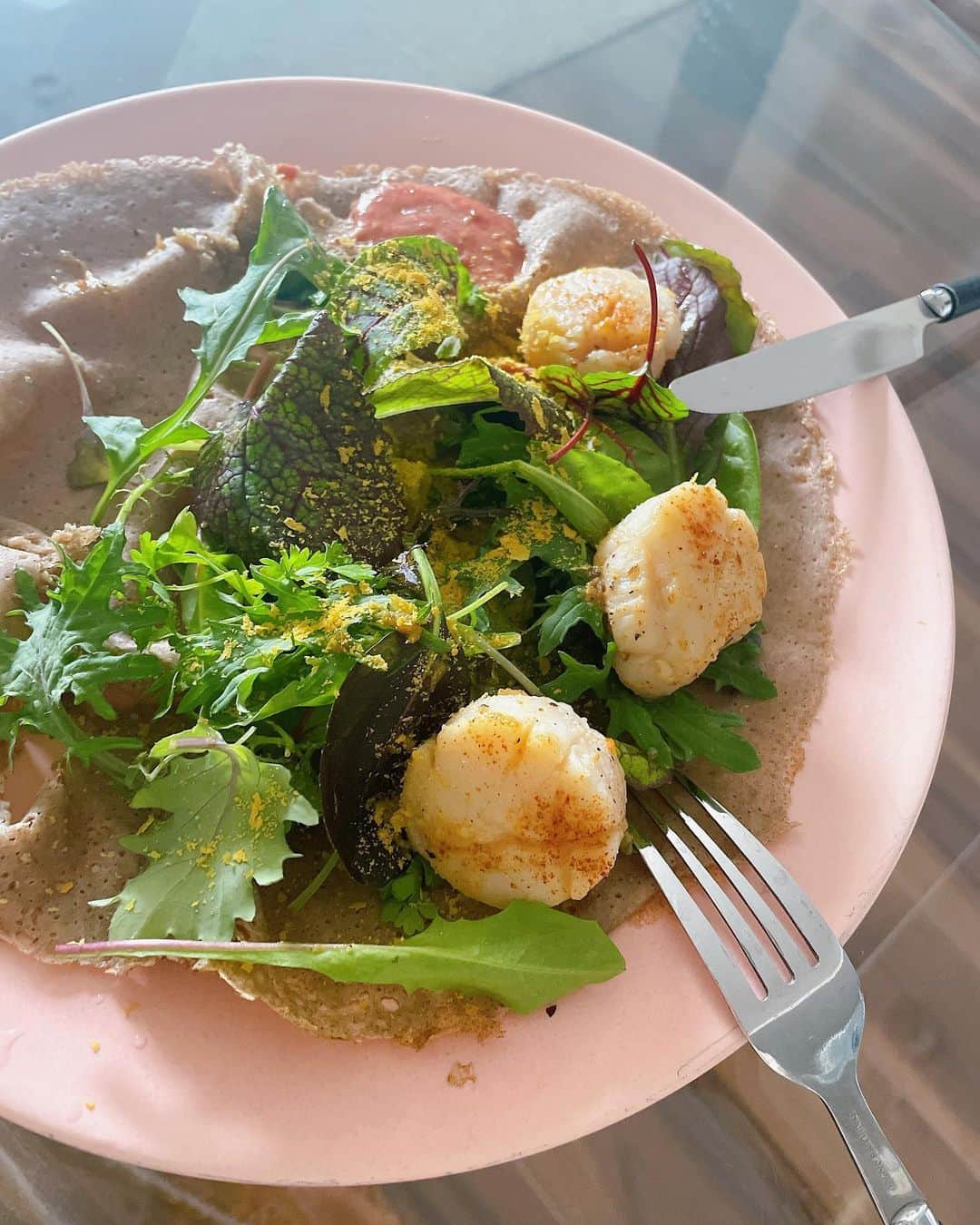芝彰子さんのインスタグラム写真 - (芝彰子Instagram)「galettes de sarrasin🍽️  ある日のお家🏠lunch🥗  お決まり #梶谷農園 のハーブmixに ココナッツオイルとギーを少し加えたoilでソテーした帆立。  トマトソース🍅ハーブスパイスとガーリックパウダーを混ぜた 即席ソースを味変用に添えました🧑‍🍳✨  美味しかったからまた作ろーっと♡  #lunch #galette #scallops #organic #savory #pescatarian  #GHEE #ガレット #ガレットランチ #グラスフェッドギー  #お家ごはん」5月19日 9時27分 - akiaki1221