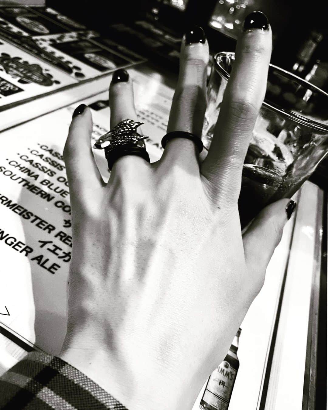 おばらよしおのインスタグラム：「はい  完成品  #ネイル #nail #gelnail #ジェルネイル #ジェルネイル初心者 #セルフネイル #セルフネイル初心者 #blacknail #シンプルネイル #ネイル男子」