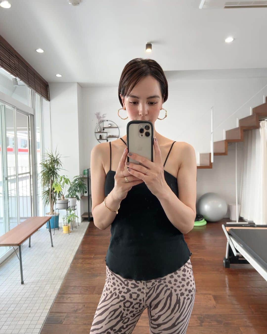 鈴木サチのインスタグラム：「. 昨日は暑すぎて溶けそうだったけど😅 . 今日は涼しくて過ごしやすいね😍 . 温度差があまりにも激しくて自律神経が乱れまくってる人たちがとっても多いです😱😱 . 私も若干身体に疲れが出て来ているので、今日はハーブテントに入って整えたいと思います😌✨ . . みなさんもしっかり水分とって適度な運動を心がけて下さいね😍😍 . . . #ママ #ママモデル #モデル #4児ママ #ピラティス #ピラティスインストラクター #16時間ファスティング #産後ダイエット #-10kg」