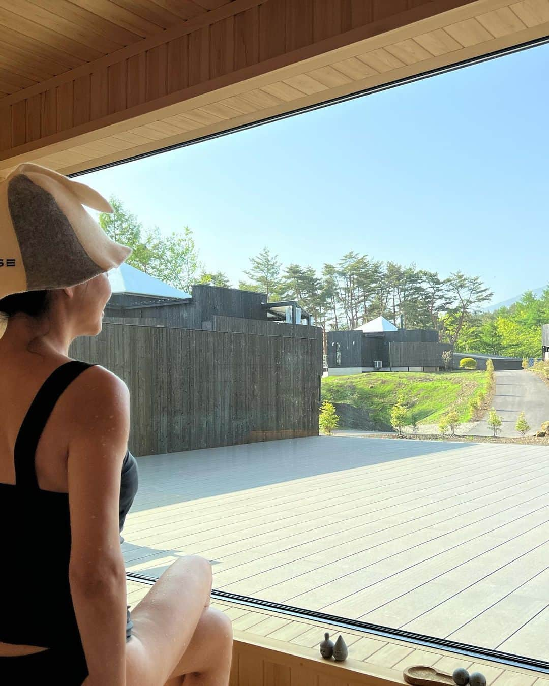 前田典子さんのインスタグラム写真 - (前田典子Instagram)「目の前にドーンと富士山🗻 神々しい✨雄大な景色 最高のロケーション👍  マイハズバンド @aquilano_hibino  玲さんのお誕生日に🎂⛳️ バースデーゴルフ&トリップ  4月にOPENしたばかり ラグジュアリーヴィラ @thesensefuji に宿泊してきました❣️ 貸し切り温泉♨️とサウナ アフターゴルフの筋肉痛を #整えてから テラスでお食事は グランピング形式で スタッフがメインを調理してくれます 今回はグリルコースを選びました🍖 @miho_iwashita さん監修のコースメニュー 合わせ方、味付け、食材のチョイスが素晴らしい❣️全部美味しかった😊 バースデーケーキ🎂用意して下さいました❣️  ビールサーバーが部屋のテラスあり🍻  お部屋の暖炉に薪をくべるのも楽しかった🔥 夜は満天の星空✨ ゴルフ場に隣接していて 夜はライトアップされていて 日中はグリーンの芝も美しい眺め💚⛳️ ゴルファーにおススメ🏌️‍♂️👍  #至れり尽くせり のサービス  お天気も良かったし 2人して 最高ー❣️って何度も言ってた😆 玲さんお誕生日おめでとう🎂　  リポートはつづく　 #マエノリ旅」5月19日 9時30分 - maenorichang