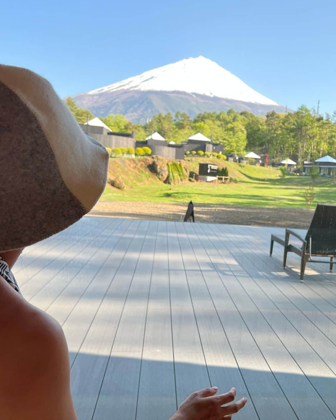 前田典子さんのインスタグラム写真 - (前田典子Instagram)「目の前にドーンと富士山🗻 神々しい✨雄大な景色 最高のロケーション👍  マイハズバンド @aquilano_hibino  玲さんのお誕生日に🎂⛳️ バースデーゴルフ&トリップ  4月にOPENしたばかり ラグジュアリーヴィラ @thesensefuji に宿泊してきました❣️ 貸し切り温泉♨️とサウナ アフターゴルフの筋肉痛を #整えてから テラスでお食事は グランピング形式で スタッフがメインを調理してくれます 今回はグリルコースを選びました🍖 @miho_iwashita さん監修のコースメニュー 合わせ方、味付け、食材のチョイスが素晴らしい❣️全部美味しかった😊 バースデーケーキ🎂用意して下さいました❣️  ビールサーバーが部屋のテラスあり🍻  お部屋の暖炉に薪をくべるのも楽しかった🔥 夜は満天の星空✨ ゴルフ場に隣接していて 夜はライトアップされていて 日中はグリーンの芝も美しい眺め💚⛳️ ゴルファーにおススメ🏌️‍♂️👍  #至れり尽くせり のサービス  お天気も良かったし 2人して 最高ー❣️って何度も言ってた😆 玲さんお誕生日おめでとう🎂　  リポートはつづく　 #マエノリ旅」5月19日 9時30分 - maenorichang