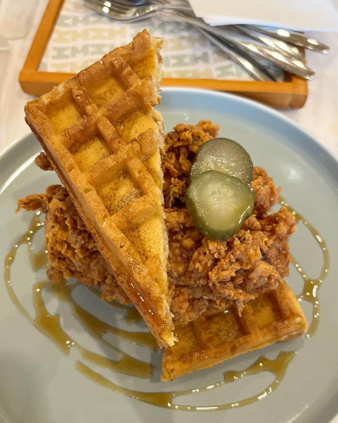 益田麻衣のインスタグラム：「Hot Yoga の帰りに。  しょっぱいのと甘いの両方食べたーいってなって、CRISPY CHICKEN & WAFFLEチキンもっと小さいの想像してたら、大きい‼️ってなりました🤣  でも、クリスピーチキンは家では作ったことがないので、食べ応えがあってとっても美味しかったです❣️ メープルシロップのかかったワッフルとの相性も抜群👏  ヨガの後なので、めちゃくちゃ吸収しそうだけど、まぁいいかと。   #ブランチ #チキン #ワッフル #カフェ #ヨガ帰り #グルメ #ジャカルタ #ジャカルタ在住 #フリーモデル」