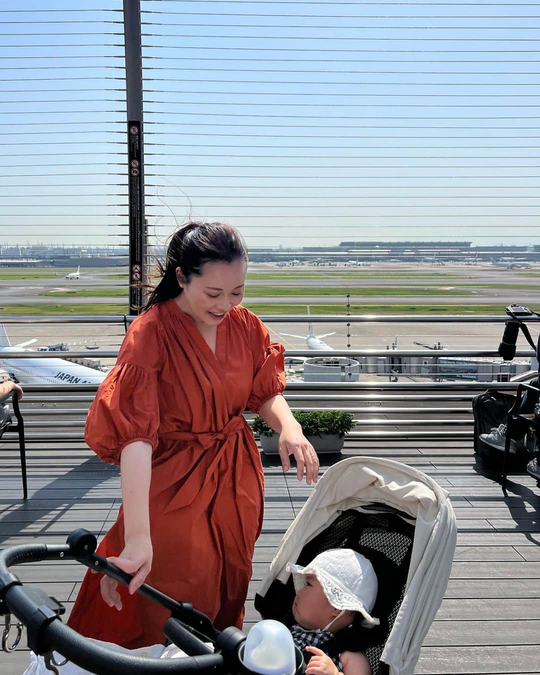 神尾美沙のインスタグラム：「大好き親子と空港デート✈️🤍  お天気最高☀️ 展望デッキ初めて行ったんだけど、開放感あって楽しすぎた！ おじいちゃん達がチルしてて(というか寝てて)可愛かったな笑  飛行機乗らなくても空港行くだけでテンションあがるね！もう少し大きくなったらもっと娘も楽しいんだろうな〜！  また遊び行こう☺️  #羽田空港#羽田空港展望デッキ#飛行機#飛行機のある風景#展望デッキ#子連れお出かけ#子連れお出かけスポット#子連れお出かけ東京#生後9ヶ月#生後9ヶ月女の子#女の子ママ」