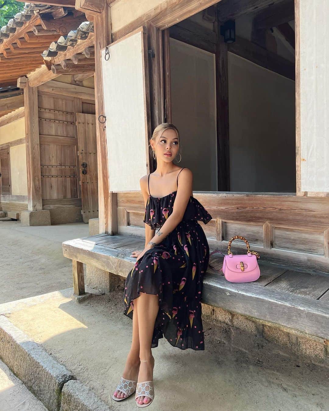 リリーマイマックのインスタグラム：「Sight seeing with @guccibeauty @gucci  Using this face mist to refresh my makeup 😇」