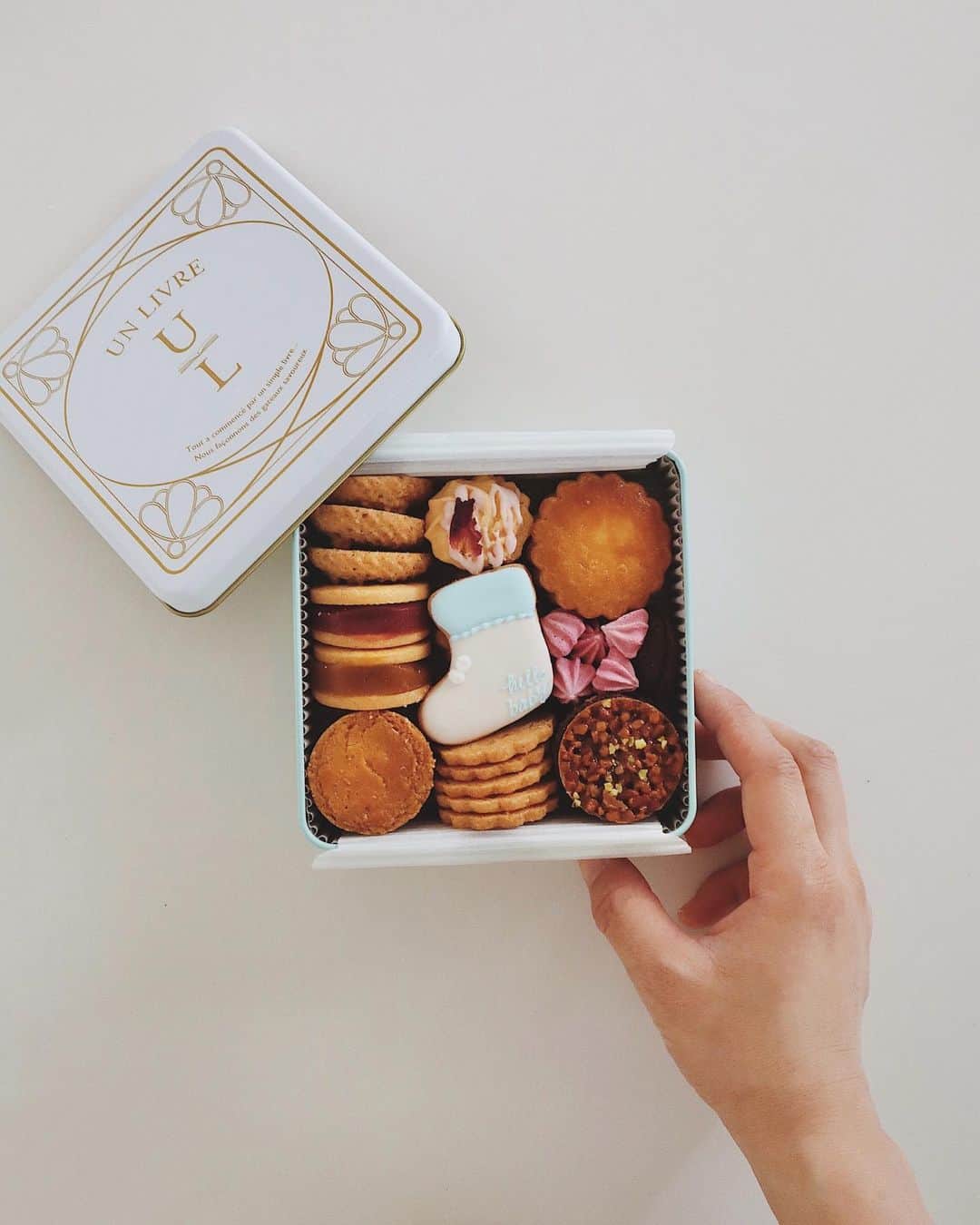 さんのインスタグラム写真 - (Instagram)「・ 一つ前にたくさんのコメントありがとうございます♡ ひとつずつゆっくり読みお返事させてください💕  頂いて嬉しかったものたち。  ☑︎un livreのクッキー缶 見た目も可愛くて美味しくて食べるのがもったいなかった🥺けどほとんど私が食べました♡笑  ☑︎妊娠中も入院中も大活躍だった @peachjohn_official のパジャマ。 このパンツが腹巻きみたいになっていて、ウエストが伸びるので、大きいお腹でも苦しくなく今も家で着ています🙋🏻‍♀️  前開きのシャツタイプはまた別の @peachjohn_official のだけど、入院中に明るい気分になるように黄色を選んで良かったです👏🏻  ☑︎ @naturalscience.official のスキンケア これは本当今大活躍！もらったら嬉しいので私もギフトに贈りたいアイテムです🥰  #ギフト #プレゼント #出産祝い #クッキー缶」5月19日 9時59分 - natsukoakahani