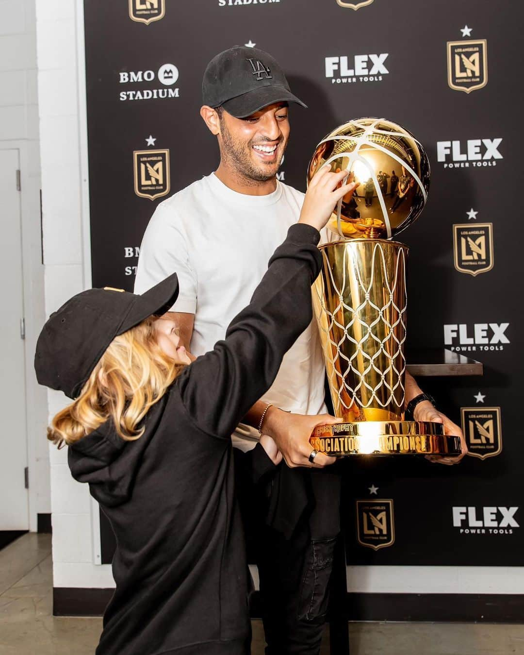 カルロス・ベラのインスタグラム：「Which team will win this trophy??? 🏀」