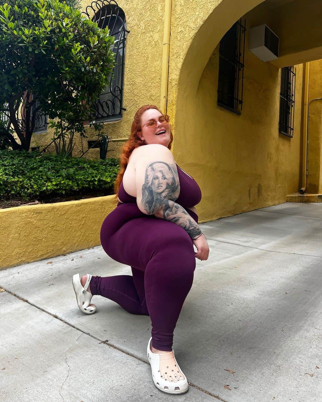 テス・ホリデーのインスタグラム：「Moving my body daily in nature. Friends who show tf up. Buying myself flowers. Prioritizing what prioritizes me. Soft girl era. Boundaries. Sunshine on my skin. Finally giving myself more than what I give others 🫶」