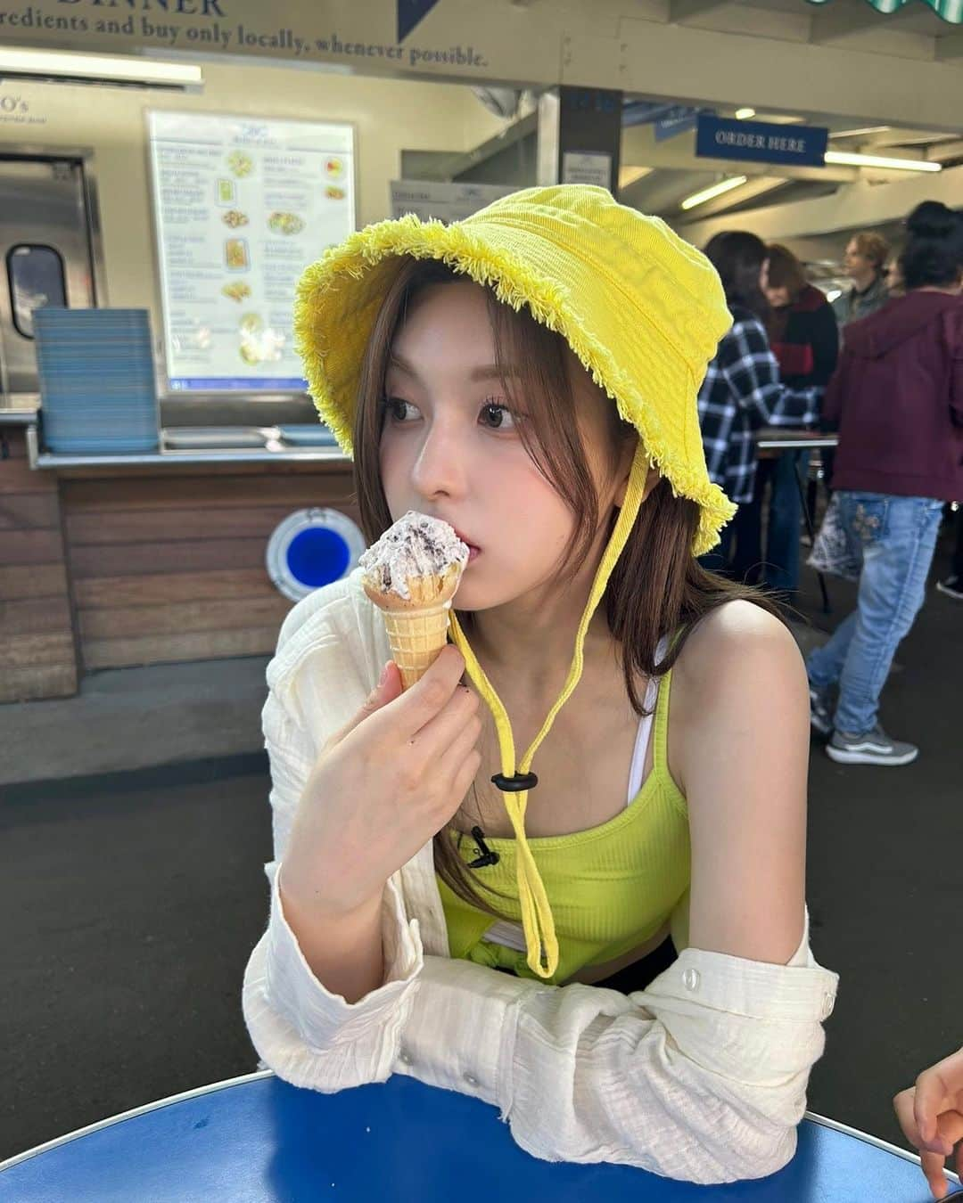 NMIXXさんのインスタグラム写真 - (NMIXXInstagram)「Ice cream, please! 😵‍💫🍦  #NMIXX #엔믹스 #BAE  #배이  #솔스타그램  #올릴까말까했던 #B컷」5月19日 10時07分 - nmixx_official