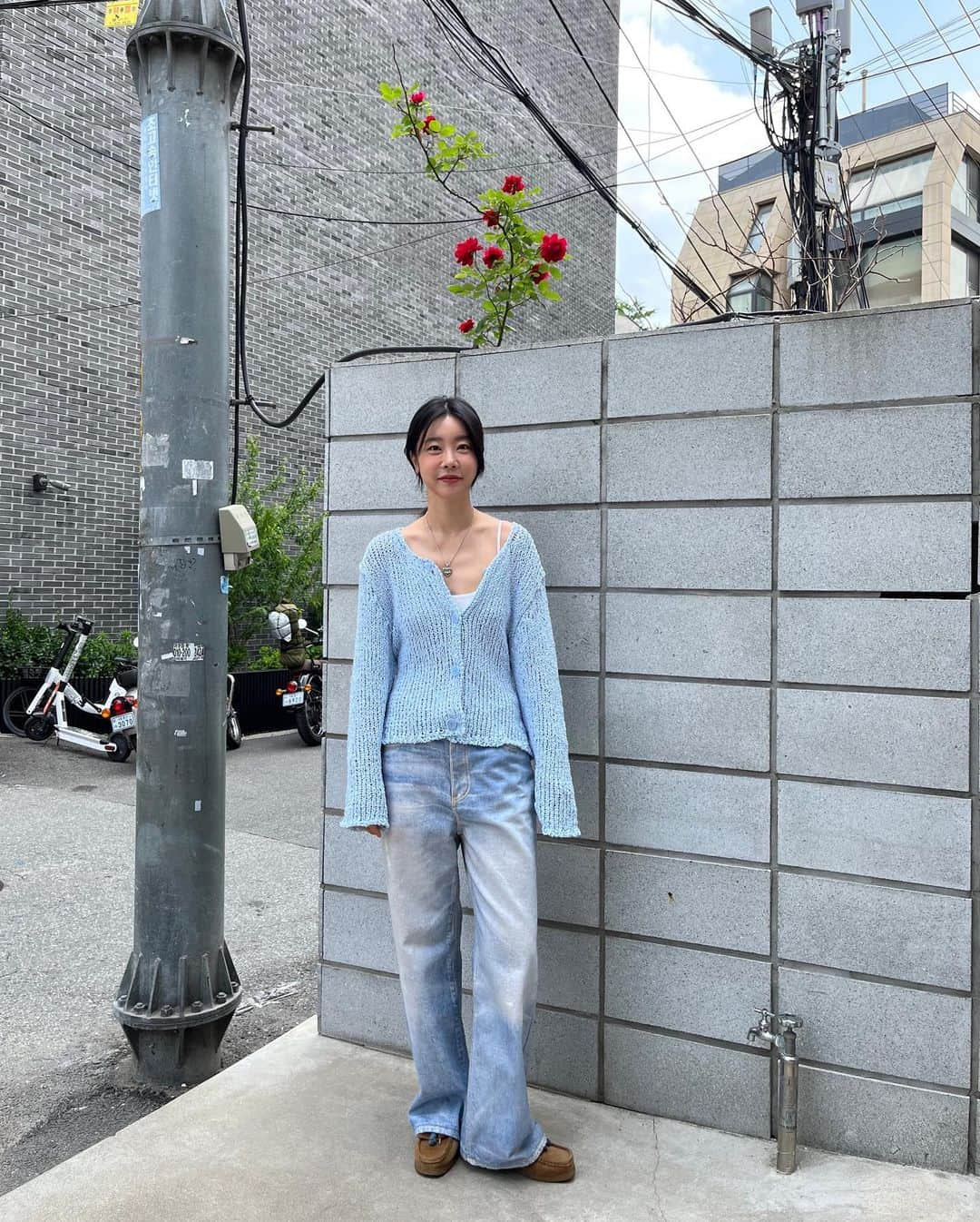 ソジン さんのインスタグラム写真 - (ソジン Instagram)「#LEVAR #르바 #summer2023 담백하고 무심하게 툭 흐르는 핏 최고에 , 의외의 신발 맛집 , 색감들 다 멋쟁이같아서, 기본이라는 핑계로 평생입겠다며  하나하나 당연히 쟁여야 할 것 같은, 🤦🏻‍♀️🤍」5月19日 1時08分 - ssozi_sojin