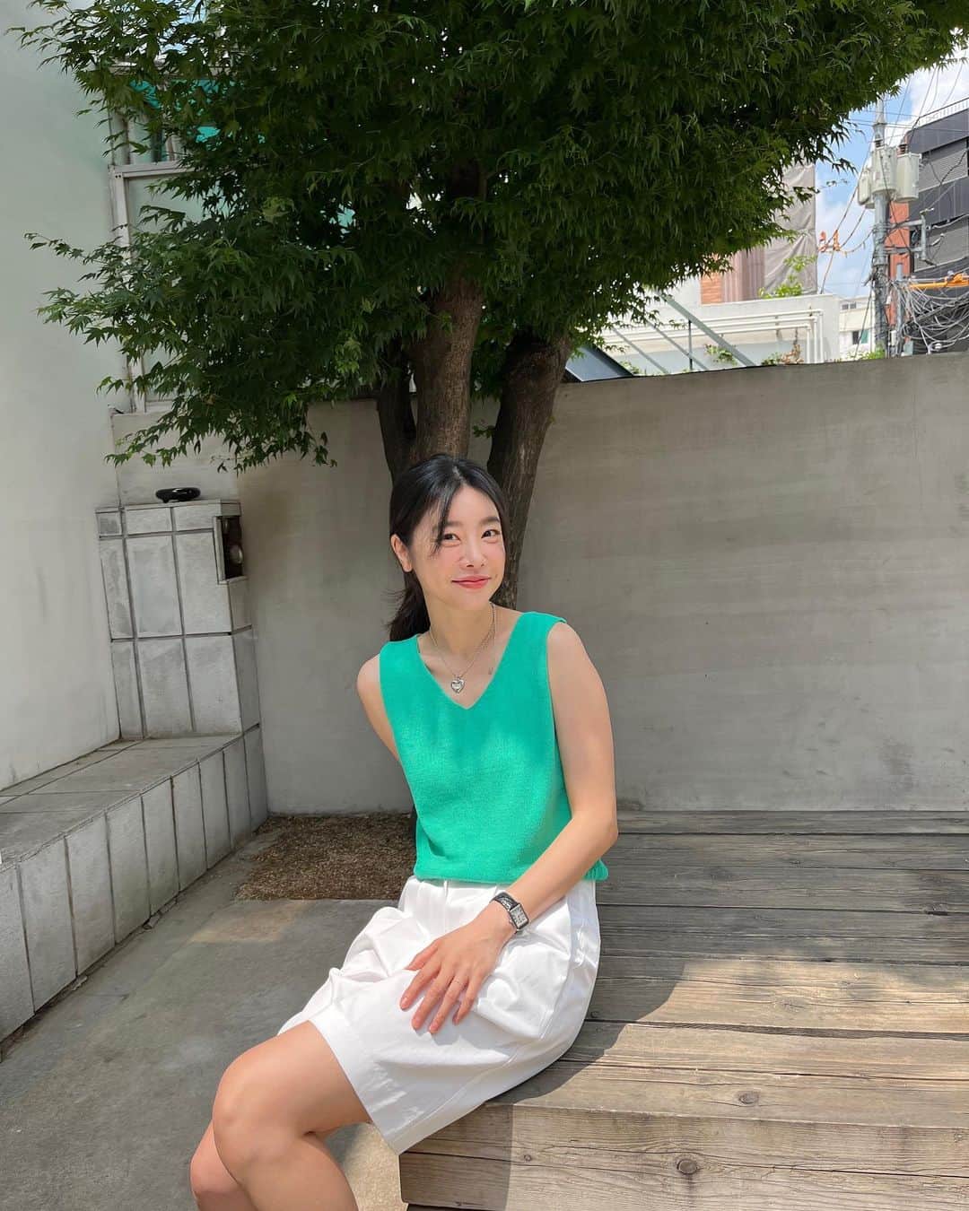 ソジン のインスタグラム：「#LEVAR #르바 #summer2023 담백하고 무심하게 툭 흐르는 핏 최고에 , 의외의 신발 맛집 , 색감들 다 멋쟁이같아서, 기본이라는 핑계로 평생입겠다며  하나하나 당연히 쟁여야 할 것 같은, 🤦🏻‍♀️🤍」