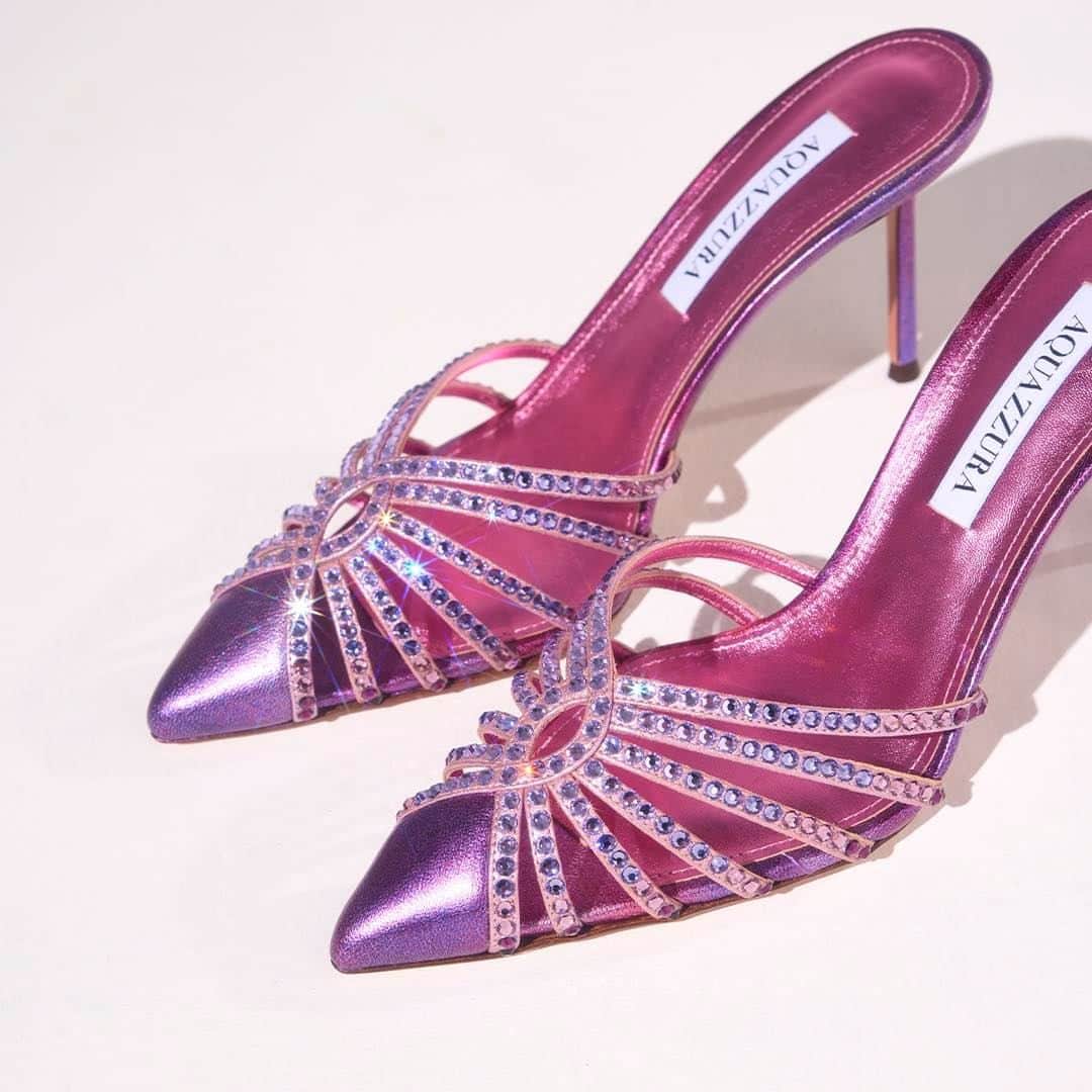 Aquazzuraのインスタグラム：「Modern glamour and effortless elegance. Flow Crystal Mules in chic dark rose.  #AQUAZZURA #AQUAZZURAMules」