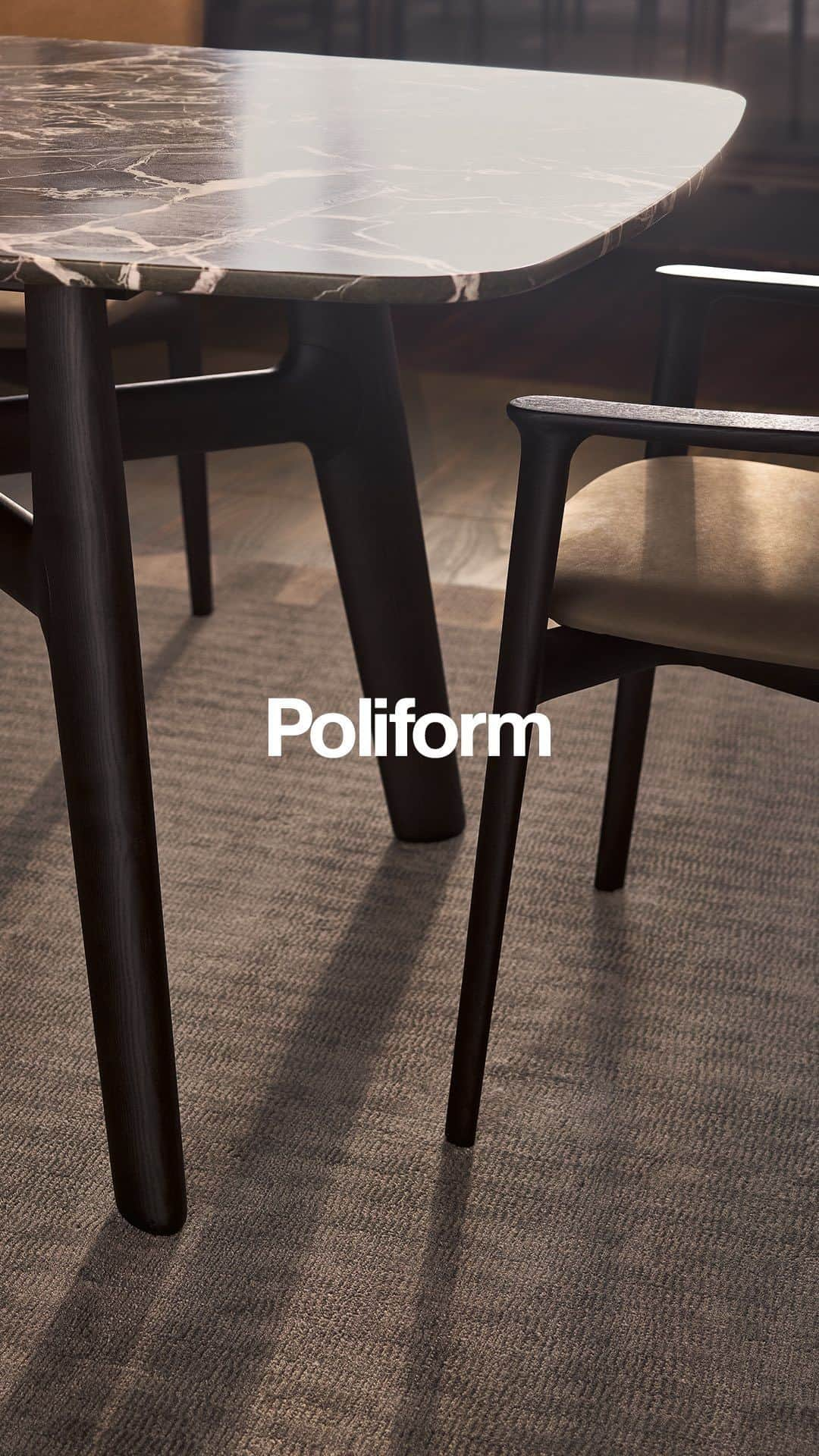 Poliform|Varennaのインスタグラム：「A domestic space where the connection between the dining room and the exterior is fluid: this sense of fluidity is created not only through the skillful chromatic combination of furnishings and natural elements, but also the symbolic connection in terms of materiality and texture. Discover this dining space featuring Emmanuel Gallina’s Curve collection on poliform.com   #poliform #design #madeinitaly #designinspiration #poliforminspiration #materials #poliformfinishes #interiordesign #designtrends #furniturematerials #poliformstyle #home #homedesign」