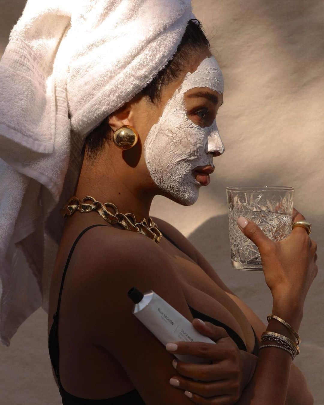 ジュリー・サリニャーナのインスタグラム：「As a new mom, taking time out for self-care isn’t easy, so I need to make sure that I am using products that are both effective and formulated with clean ingredients. All of the ingredients in @BlueLagoonSkincare are sourced directly from the Blue Lagoon in Iceland. Their silica mud mask visibly tightened my pores and left my skin feeling soft in less than 10 minutes! It’s that good! ✨ #bluelagoonskincare   Use my code Julie20 for 20% off your purchase! ❤️」