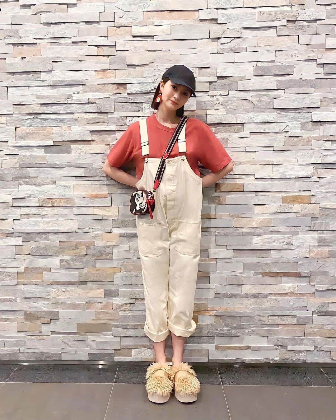 のインスタグラム：「2023.05.18  通勤着はオーバーオール。  👕 #uniqlo  👗 #Curensology 👡 #UGG 👜#coach #ミッキーマウス #coachmickey 🧢#gucci #pierce #草間彌生 #FABcessories #オーバーオール  #coordinate #outfit #instafashion #ootd #ミドサー　で、合ってるのかな。 #165cmコーデ#165cm #骨格ストレート #아웃핏#패션코디##외출록 #tokyo#japan#東京#着飾る愉しみ」