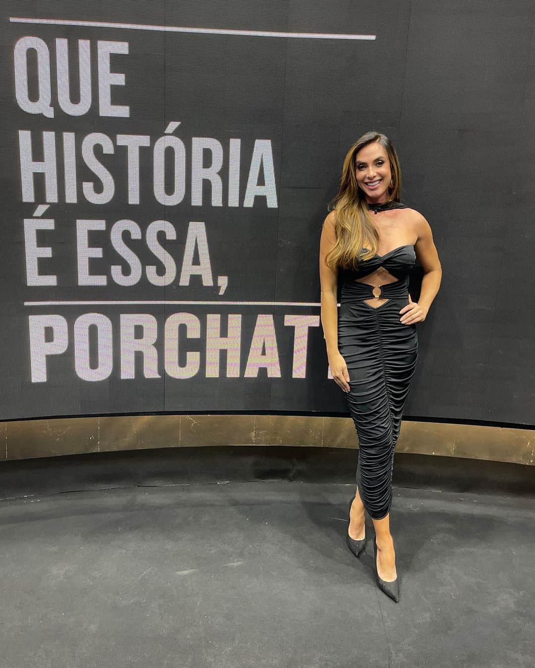 Nicole Bahlsのインスタグラム：「Qual será a minha história? Hahaha Vocês não podem perder esse programa… Tá engraçado demais 😂 @fabioporchat   Stylist @luccass.andrade  Look @closetfeminino」