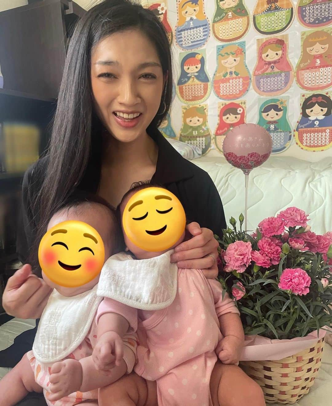 松野井雅（原紗央莉）のインスタグラム：「【Mother's Day💐】  ※時差投稿です  今年は私が“お母さん”になって初めての母の日が訪れましたが… なんと0歳だというのにカーネーションをプレゼントしてくれました😭😭  泣けるっ！！！！  ※実際のところは、実家で母親が気を利かせて用意してくれたのです…！笑笑  こんなところも含め、我が母に感謝。 自分が母になり、母の偉大さを知る。  お母さん、産んでくれて 育ててくれて、ありがとう。  そして我が娘たち… 私のもとに産まれてきてくれて、 私をお母さんにしてくれて、 私を選んでくれて、 ありがとう、本当にありがとう！！！！  ・ ・ #mothersday #お母さんいつもありがとう #初めてのカーネーション #二卵性 #二卵性双生児  #twins #twinsbaby  #twingirls  #双子 #双子の女の子 #双子サウナー #双子ママ #双子ママと繋がりたい #双子ママさんと繋がりたい #ママさんと繋がりたい  #ママ垢さんと繋がりたい  #月齢近いママと繋がりたい  #令和5年ベビー  #赤ちゃんのいる生活  #お母さんやってます #ママになりました #親バカ #娘たち  #生後3ヶ月 #3ヶ月ベビー #0才  #0歳 #0歳女の子 #100日祝い  #生後100日」