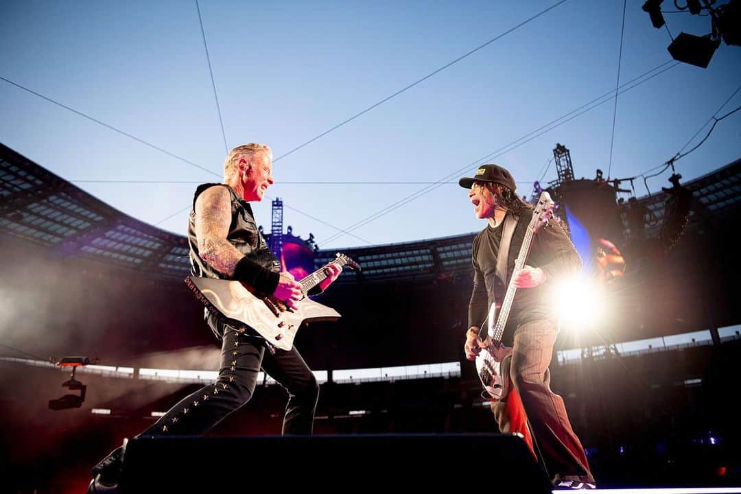 メタリカのインスタグラム：「#M72Paris Night 1 through the lens of @rosshalfin. 🇫🇷   #Metallica #M72 #MetOnTour」