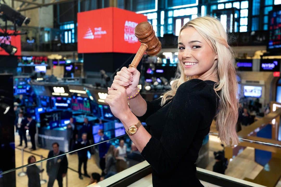Sports Illustrated Swimsuitさんのインスタグラム写真 - (Sports Illustrated SwimsuitInstagram)「#SISwimsuit takes the #NYSE 🔔 📷: @nyse」5月19日 1時39分 - si_swimsuit