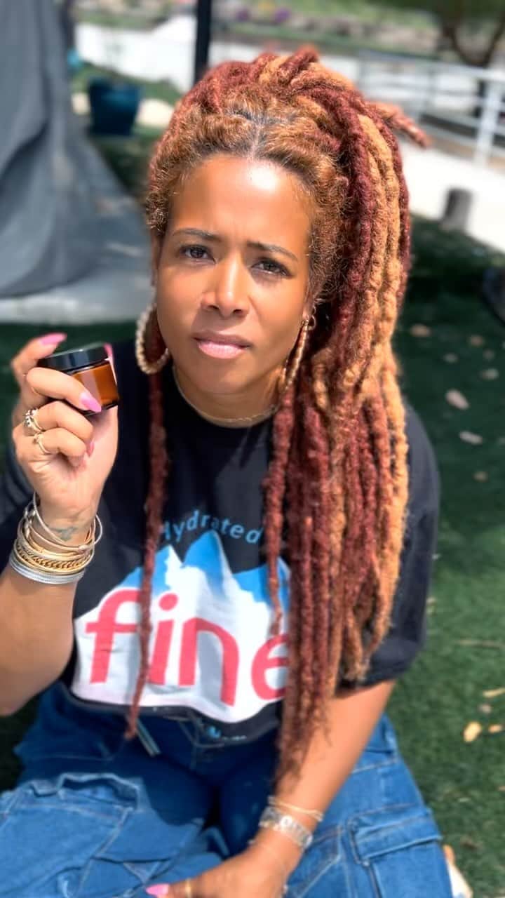 ケリスのインスタグラム：「I just can’t help it ! I said what I said . SKIN FOOD is amazing and the proof is all over my face and all the beautiful people who have takin the challenge and made skin food part of their everyday skin routine . It can help fight the signs of aging before they start because prevention is key and it can help restore your skin to its youthfulness . Reducing fine lines , and helping your skin to generate collagen. Don’t wait any longer weather you are preventing or restoring skin food is the answer . Go to bountyandfull.com and get yours today . #beautifulskin #preventativehealth #beauty #healthylifestyle #organic #coldpressed #natural #skincare #antiaging」