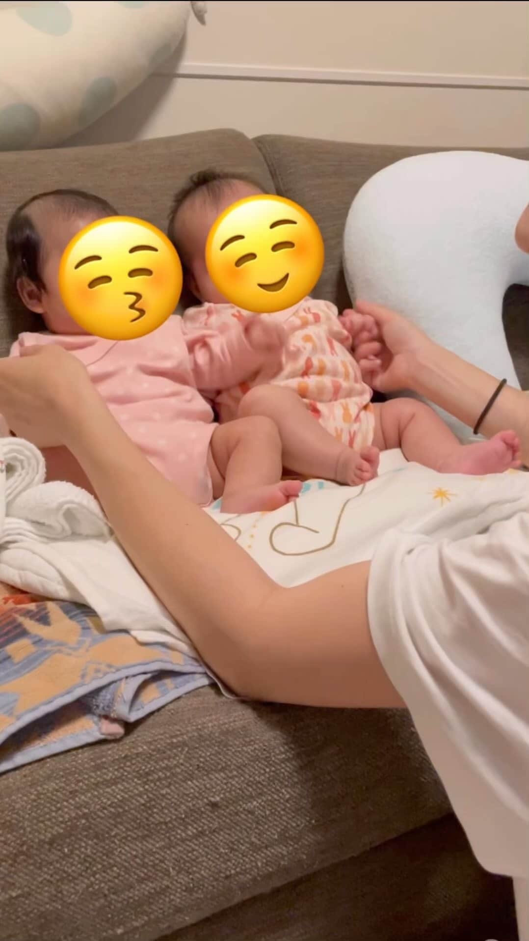 松野井雅（原紗央莉）のインスタグラム：「今日でうまれて100日目🎊👶㊗️👶🎊  表情や感情が日増しに豊かになっている双子の娘たち… 何やらおしゃべりもできるようになってきた🩷😍  親ばかでわけのわからない奇声を発しているなぁと動画で自身を確認してみても冷静になれんのよママはアナタたちにメロメロすぎて😂  とにかく健康ですくすく育ってくれれば良き⭕️☺️ ママが全てをかけて守ったるからなっ！！！！  100日記念‼️ おめでとうだよんっ😍😍  ・ ・ #二卵性 #二卵性双生児  #twins #twinsbaby  #twingirls  #双子 #双子の女の子 #双子サウナー #双子ママ #双子ママと繋がりたい #双子ママさんと繋がりたい #ママさんと繋がりたい  #ママ垢さんと繋がりたい  #月齢近いママと繋がりたい  #令和5年ベビー  #赤ちゃんのいる生活  #母親業 #お母さんやってます #ママになりました #親バカ #娘たち  #生後3ヶ月 #3ヶ月ベビー #0才  #0歳 #0歳女の子 #0才3ヶ月  #0歳3ヶ月  #100日祝い  #生後100日」