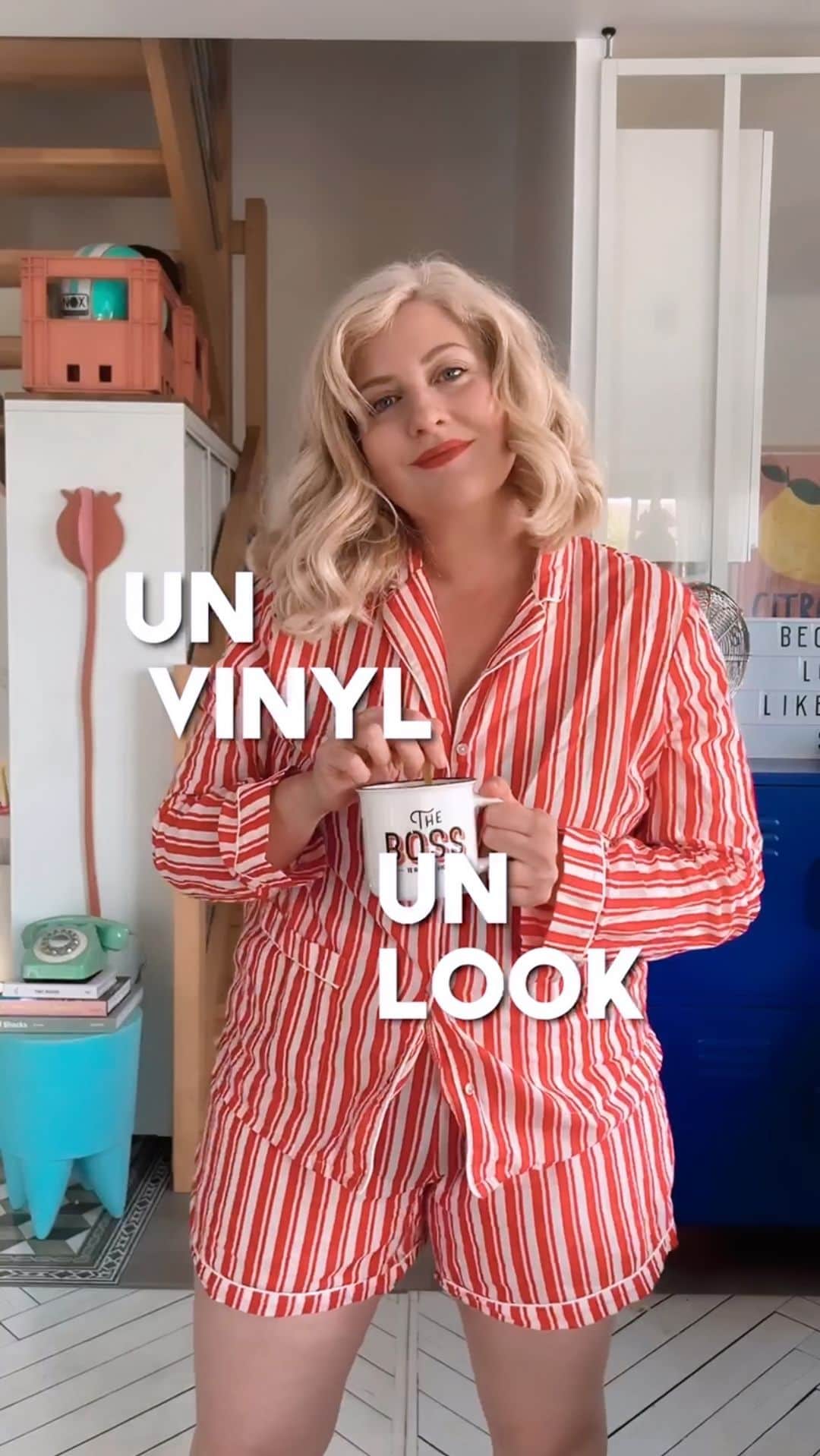 Elisaのインスタグラム：「Je me suis bien amusée hier avec cette rubrique, j’enchaîne donc avec une deuxième et ce Vinyle trouvé avec Julot chez un super disquaire à Biarritz.  Je me souviens j’étais comme une dingue face à la pochette.  Je suis une grande fan de Joan Jett et je trouve l’histoire de son premier groupe incroyable. Pour moi il représente ces femmes libres, rock et féministes…  Cela m’a inspirée pour ce look, adopté pour un apéro qui risque de s’éterniser.  Je vous souhaite une très belle soirée et vous embrasse. Elisa   Combinaison @dailie.paris par @emiliebrunette  Ceinture vintage  Chaussures @makemylemonade  Bo vintage Lunettes Ray Ban Baume lèvres et joues @lerougefrancais & @maison_sauge」