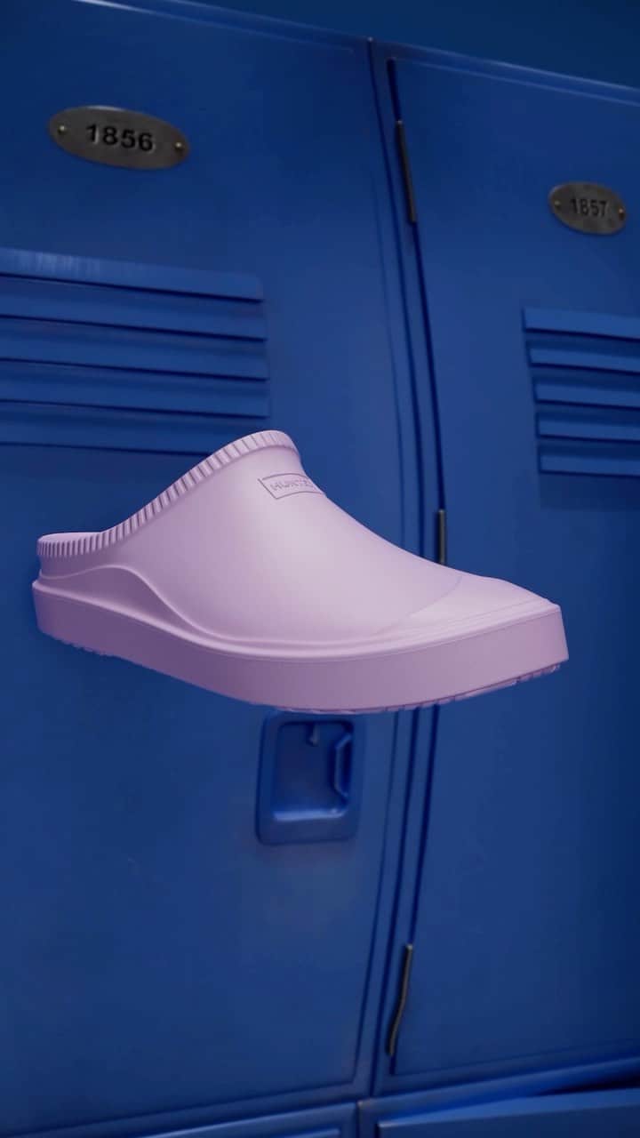 ハンターブーツのインスタグラム：「Wait for it 👀 BLOOM™ is here – lightweight and durable enough to take with you anywhere and everywhere.   Shop the feed at the link in bio.   #HunterBLOOM」