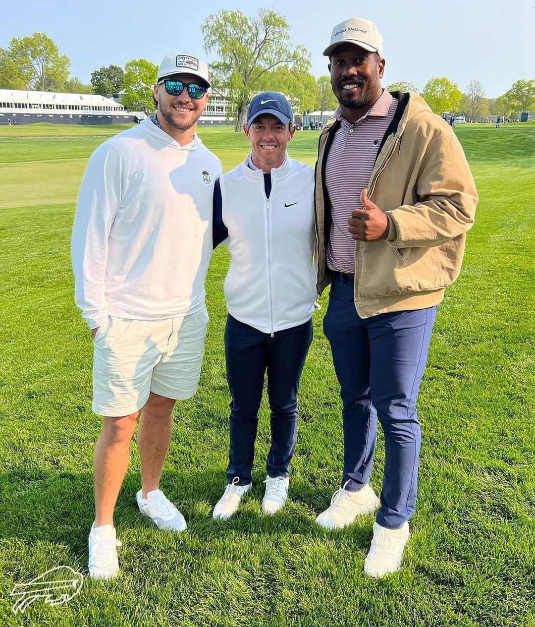 NFLさんのインスタグラム写真 - (NFLInstagram)「@rorymcilroy and a couple fans ⛳️🏈  (via @buffalobills, @pgachampionship, AP)」5月19日 2時01分 - nfl