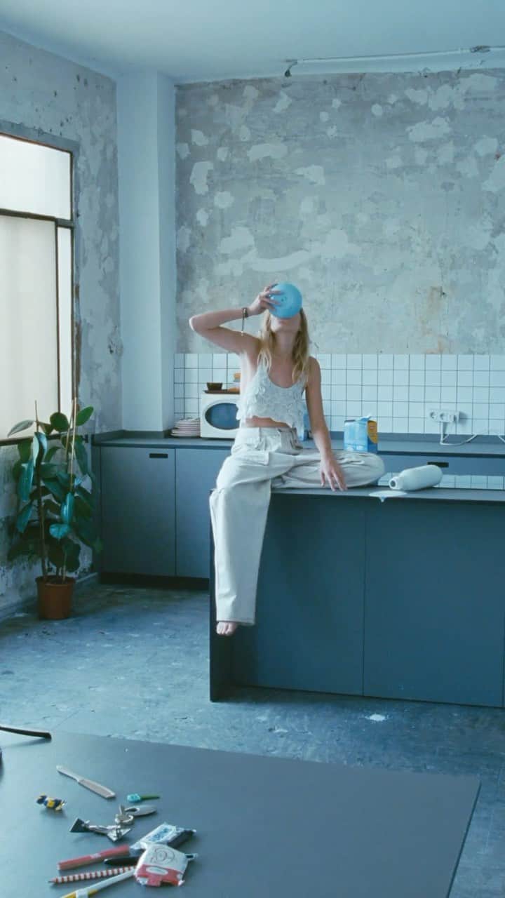 イザベルマランのインスタグラム：「Getting ready with @annaewers. See all the looks from the #IsabelMarantSS23 campaign via link in bio.  Video by @vincentcatel   #IsabelMarant」