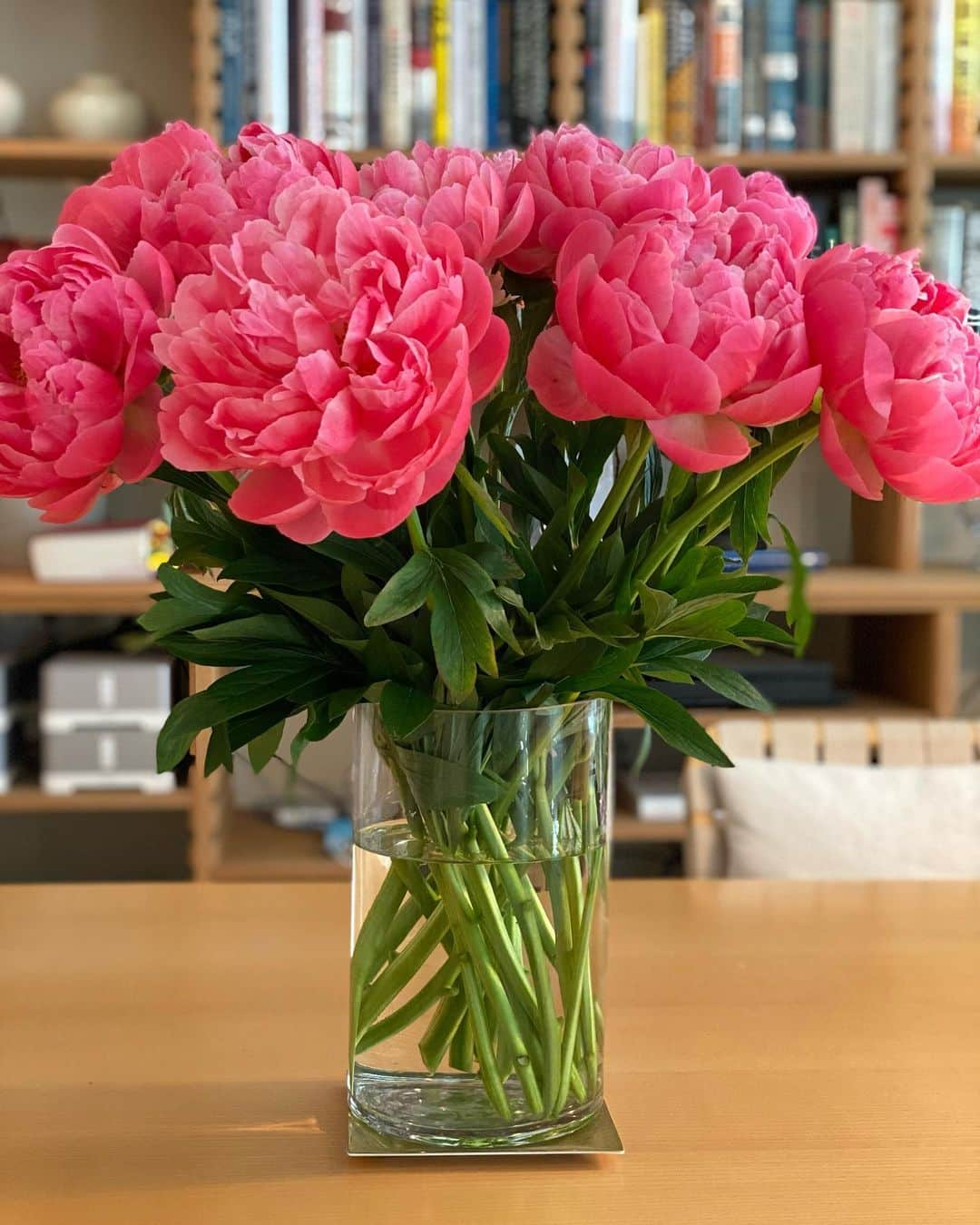 アイナ・ガーテンのインスタグラム：「Is there any flower as gorgeous as a peony?  Wow.  @plazaflowersnyc」