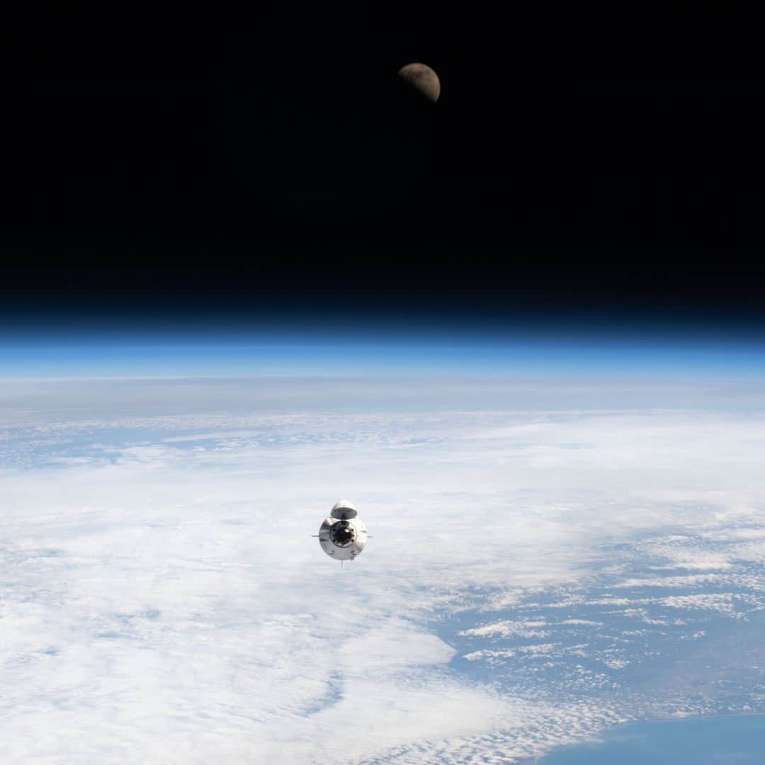 国際宇宙ステーションさんのインスタグラム写真 - (国際宇宙ステーションInstagram)「The SpaceX Falcon 9 rocket, with the Dragon Freedom crew ship attached, rolled out to its launch pad at the Kennedy Space Center in Florida on Thursday morning. It is scheduled to launch four Axiom Mission-2 (Ax-2) astronauts at 5:37 p.m. EDT on Sunday to the International Space Station. Former NASA astronaut and Ax-2 Commander Peggy Whitson will lead first-time space flyers Pilot John Shoffner and Mission Specialists Ali Alqarni and Rayyanah Barnawi aboard Dragon during its space flight. Dragon will automatically approach and dock to the space-facing port on the Harmony module at 9:24 a.m. on Monday.  Pictured is the SpaceX Dragon Endeavour carrying four Axiom Mission-1 astronauts as it approaches the orbital outpost on April 9, 2022, with the first quarter Moon in the background.  #nasa #spacex #axiom #astronaut #moon #earth #dragon #crewdragon #endeavour #international #space #station」5月19日 2時07分 - iss