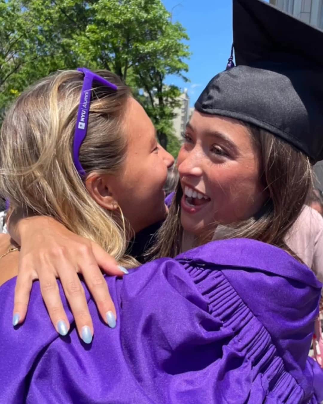 E! Onlineさんのインスタグラム写真 - (E! OnlineInstagram)「Kelly Ripa and Mark Consuelos' daughter Lola Consuelos just turned the tassel. Link in bio to see how they celebrated their daughter's big day as she graduated from New York University. (📷: Instagram)」5月19日 2時10分 - enews