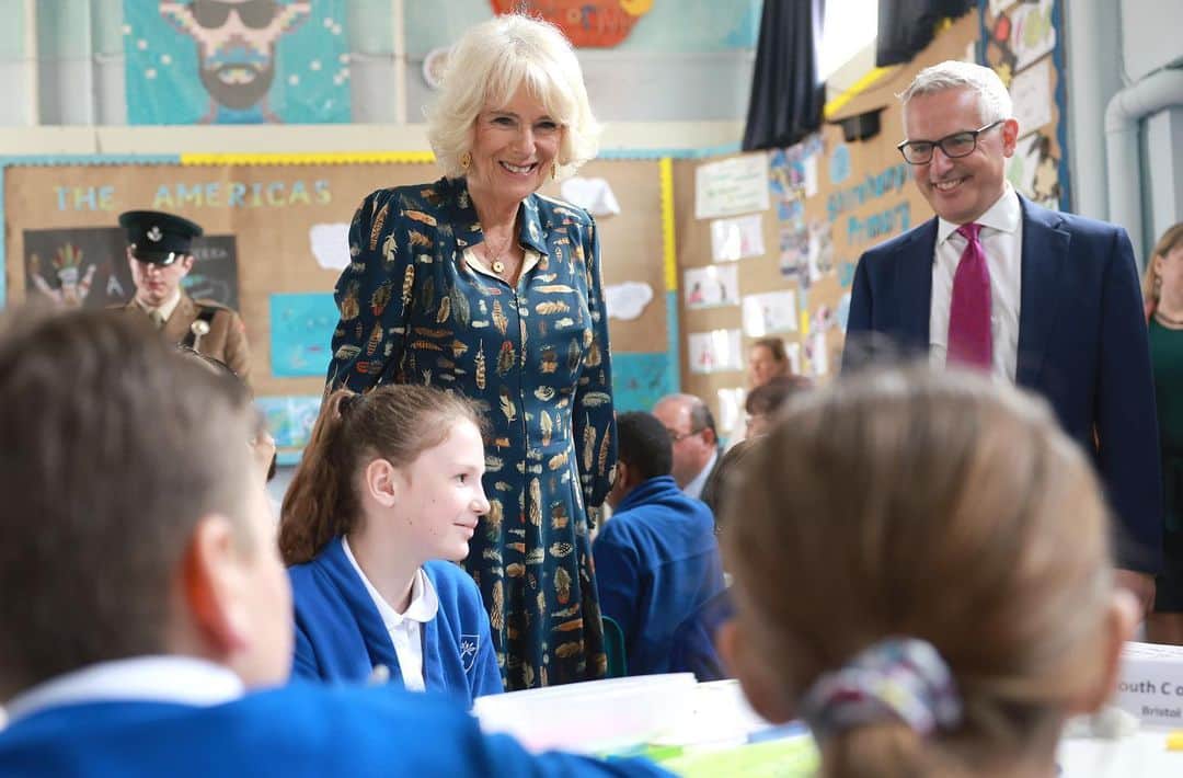 ロイヤル・ファミリーのインスタグラム：「Launching the first Coronation Library! 📚✨  In celebration of the #Coronation, 50 libraries and reading spaces will be created by @Literacy_Trust in communities with low levels of literacy across the UK. Each Coronation Library will receive a set of 23 childrens’ books, chosen by children from across the country.  ✍️ Today, alongside children’s authors and illustrators, @cressidacowellauthor, @malorie_blackman, Francesca Simon, @jasbinderbilan and @rbiddulph, The Queen joined the children of Shirehampton Primary to take part in literacy-based activities and a special draw along!」