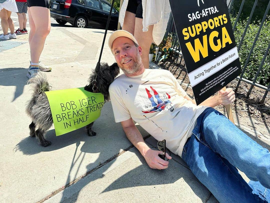 ケヴィン・サスマンさんのインスタグラム写真 - (ケヴィン・サスマンInstagram)「I support the WGA (and their dogs)」5月19日 2時21分 - kevsussman