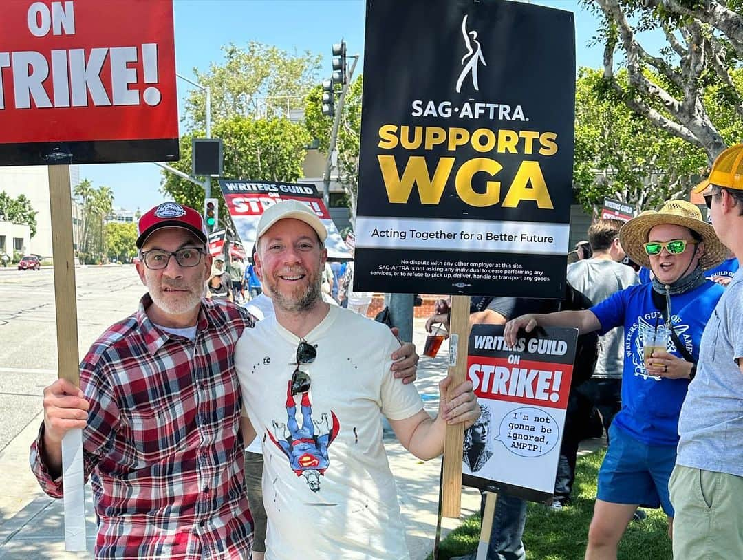 ケヴィン・サスマンさんのインスタグラム写真 - (ケヴィン・サスマンInstagram)「I support the WGA (and their dogs)」5月19日 2時21分 - kevsussman