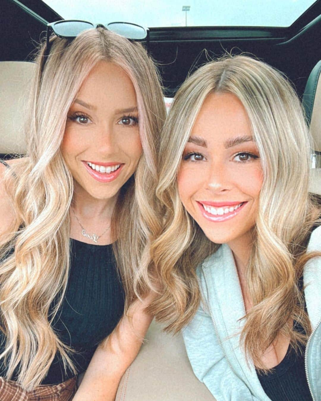 Tracy and Stefanieさんのインスタグラム写真 - (Tracy and StefanieInstagram)「The new blonde is blonding! 💁🏼‍♀️」5月19日 2時33分 - eleventhgorgeous