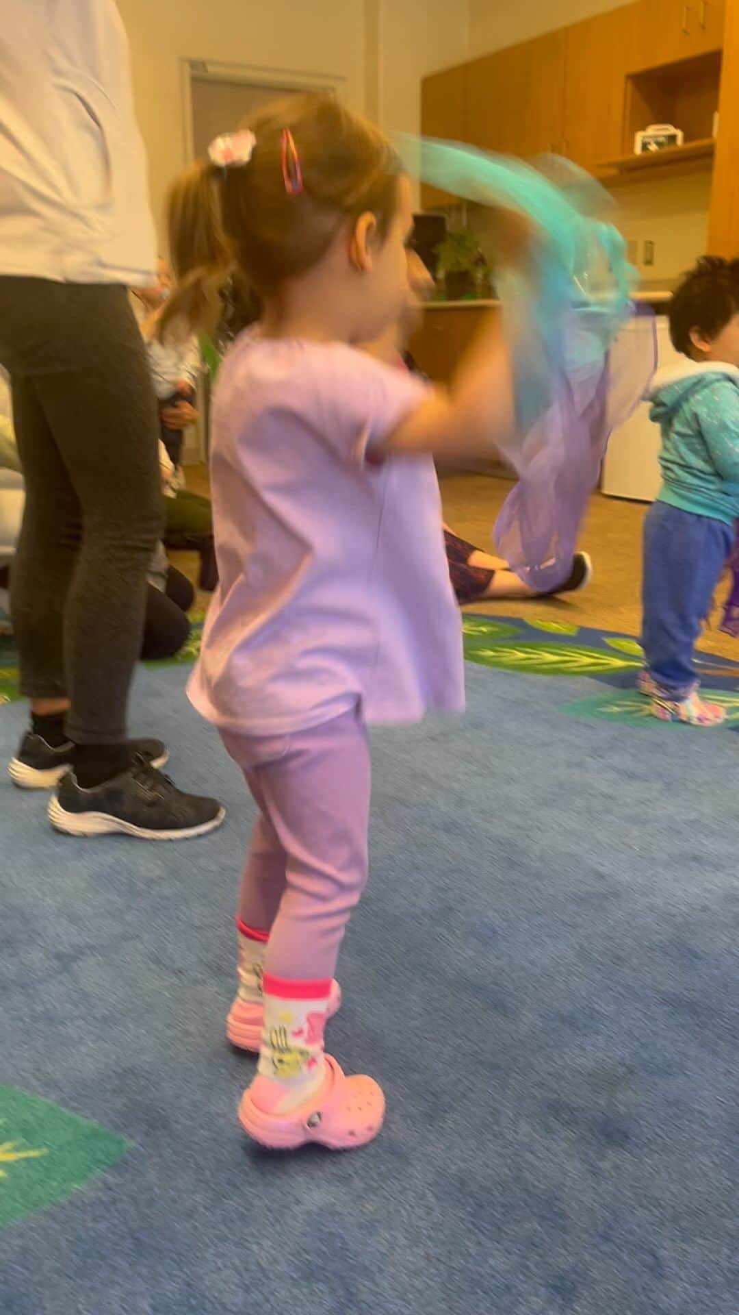 メーガン・デュアメルのインスタグラム：「Dancing the day away at @burlonlibrary tales for toddlers ❤️  Amazing community programs that we couldn’t do when Zoey was a baby because of covid lockdowns. Making up for that now 😍   #publiclibrary #storytime #childrensplay #dance」