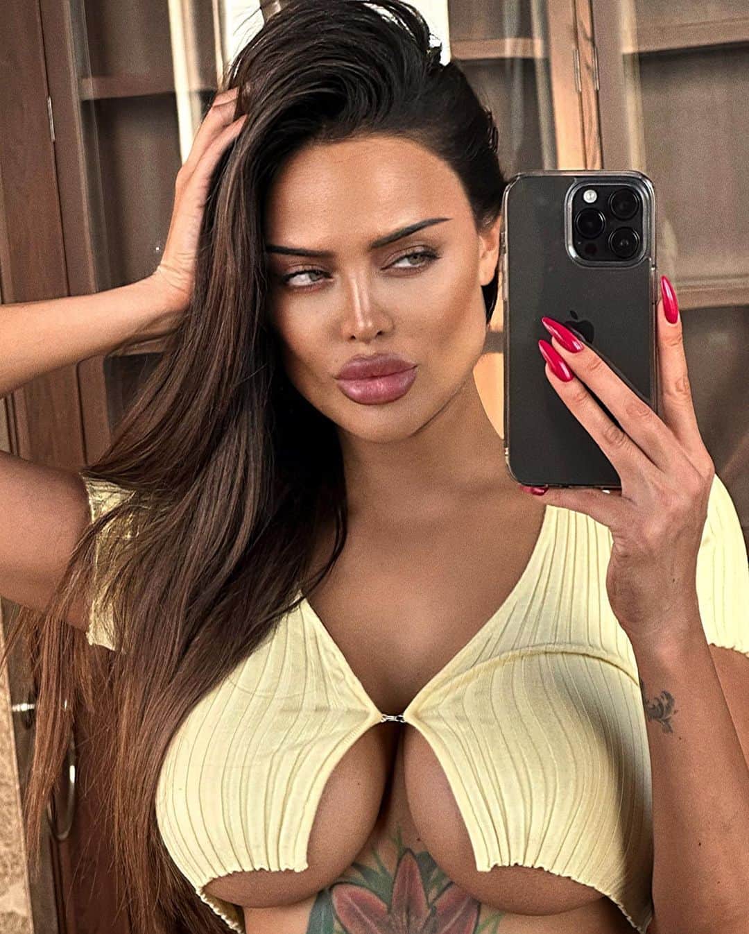 Nita Kuzminaのインスタグラム：「ПРО ЗАГАР 👩🏽 Те, кто давно следит за мной, знают, что моё тело всегда цвета карибского загара. Раньше я отдавала предпочтение солярию, либо естественный загар под палящим солнцем, но стала замечать, как моя кожа становилась обезвоженной.. ну и как ни крути, все мы знаем, что солярий это действительно очень вредно.  Как я сохраняю смуглый цвет кожи!?  Я перешла на моментальный загар под чутким руководством Анны Соболевой @soboleva___anna, которая занимается этим с 2015 года.  Процедура моментального загара занимает не более 10-15 минут, что супер удобно для тех, кто ценит свое время. И ещё.. Анечка @soboleva___anna работает с возможностью выезда к вам на дом со всем оборудованием, для проведения данной процедуры🔝」
