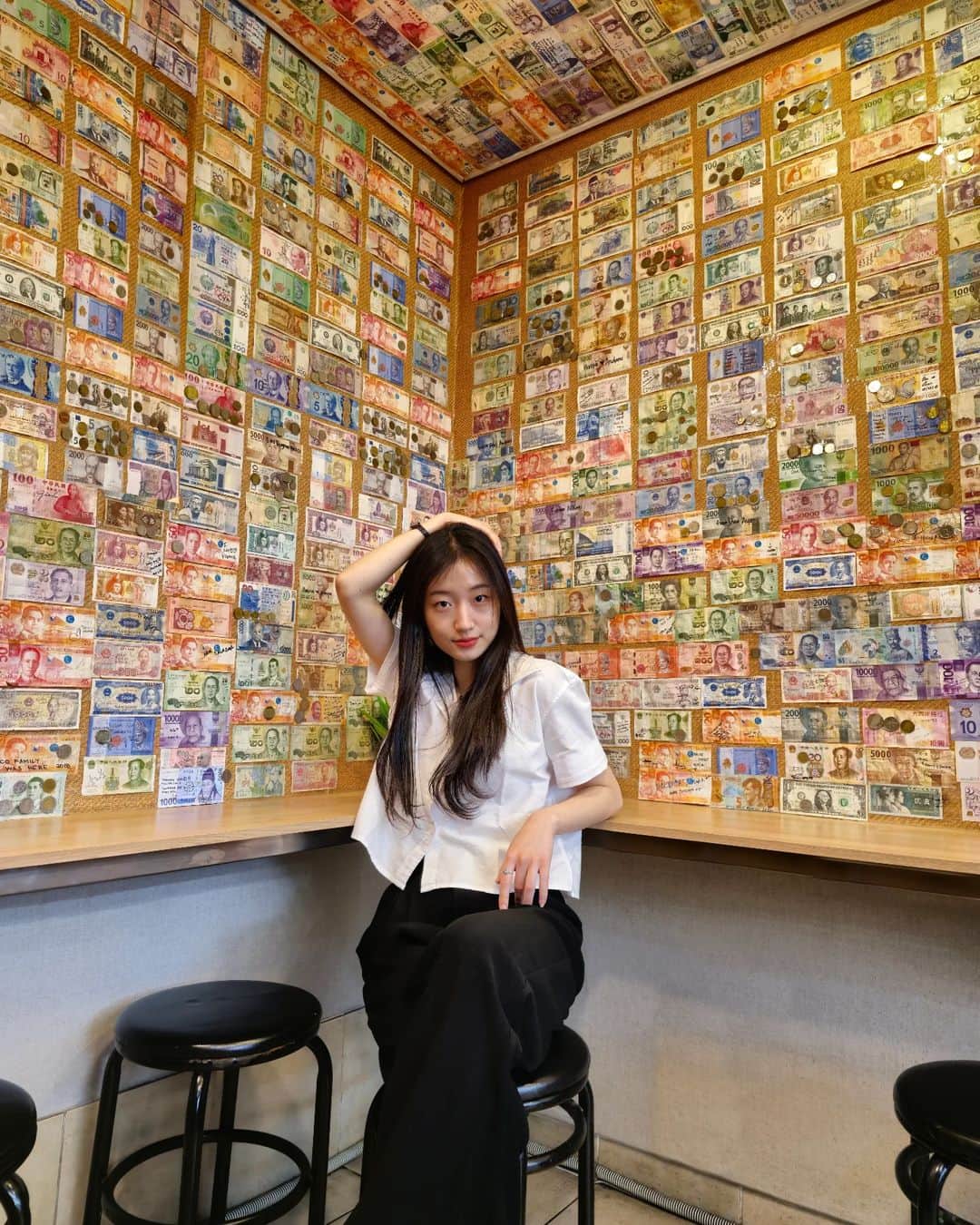 あああつしのインスタグラム：「Where is your country's currency???  200MP 2億画素の写真!😍 世界中の紙幣の中から 自分の国の通貨見つけれる!?笑  細部まで拡大して見てみて! Just look at the detail!  1枚目を拡大したのが2枚目!  model: @bin.a._  #TeamGalaxy_Connect #withGalaxy #TeamGalaxy   @samsungmobile  @teamgalaxy_connect」