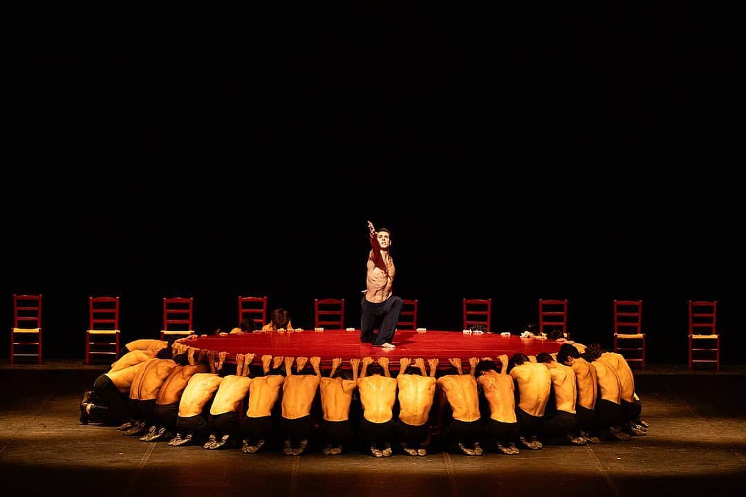 ロベルト・ボッレのインスタグラム：「Feeling very grateful to have had the opportunity to perform Boléro 7 times in the past week. Such a huge privilege.  I’m overwhelmed by all the emotions 🔴 Thank you @bejartballet  @officialrobertobolle  See you very soon  @wito_vl」