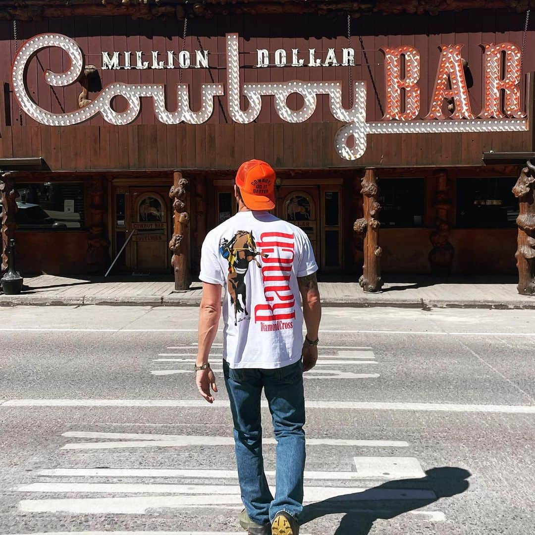 アダム・センのインスタグラム：「This damn gps leads to the same place every time!  💰🥃💰 @diamondcrossranch」