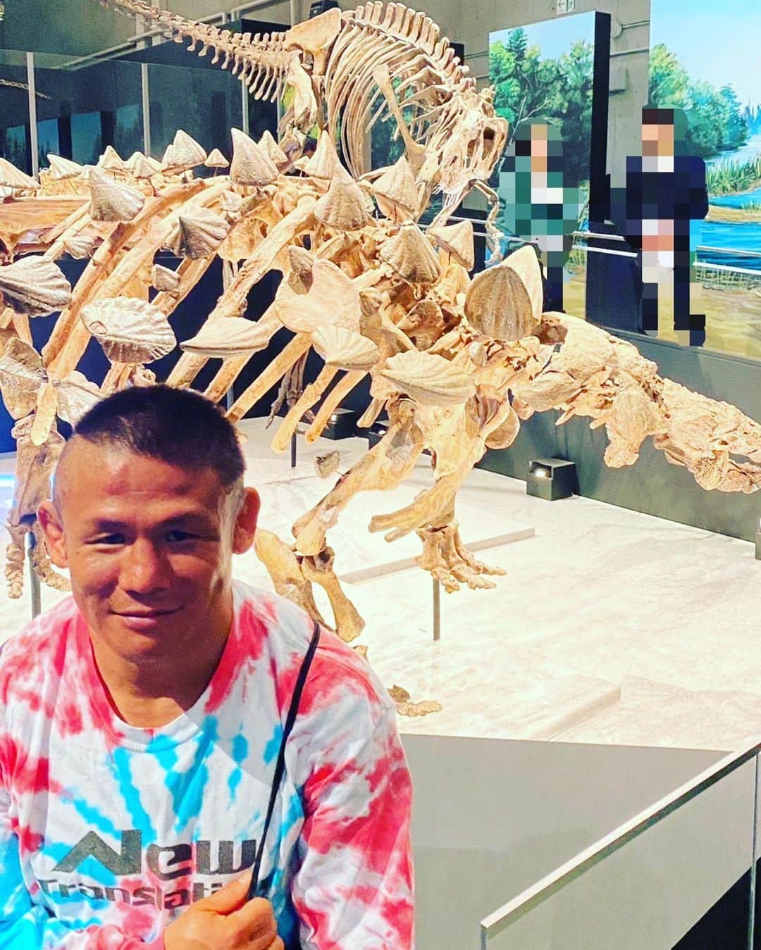 北岡悟のインスタグラム：「5/13(土)夕方、恐竜博2023に行きました🦖 子供騙しだろうと侮っていましたが、だいぶけっこうよかったです👌🏽 "実物"って大きく書いて嘯いて、よく見ると"一部です"って註釈が書いてあって、それもどれくらいの極一部かも書いてない子供騙しテクニックは使われてましたが😩 鳥類って恐竜の子孫かもしれないって知ってました⁉️⁉️⁉️🦆 その辺はよく考えたら、学校で習ったか本で読んだような記憶が蘇って来ますが、、、🤔 #恐竜博2023 #脛の破壊者 #脛の破壊者ズールクルリヴァスタトル #ズール #ゴルゴサウルス」