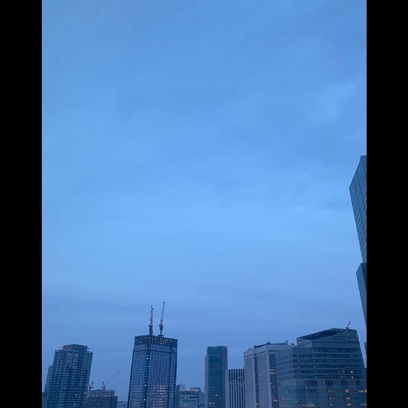 ダンドイ舞莉花のインスタグラム：「2年10ヶ月。  1年5ヶ月。  今日もまた、なんだか悲しいニュースが…  この世の中はどうなってしまうのだろうか。  言葉にならない。  よく分からない。  けど 私はお稽古に励み、本番を頑張る。 ということに集中する。  そしてお客様が劇場で少しでも現実逃避できたり、共感する時間があったり、癒されたり、何かしら感じてもらえる場を作りたい。  それに向かって私は頑張る！！」