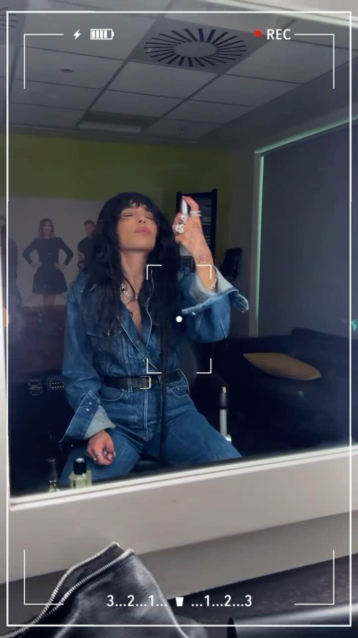ロリーンのインスタグラム：「Something you don’t know is that during this journey I’ve been performing with industrial emissions sprayed on my face. Industrial emissions from fossil free hydrogen that is.   A fuel that emits water instead of carbon dioxide and can help revolutionize how we power entire industries, Vattenfall made a face mist out of them.   Find out more at vattenfall.com/hydrogen」