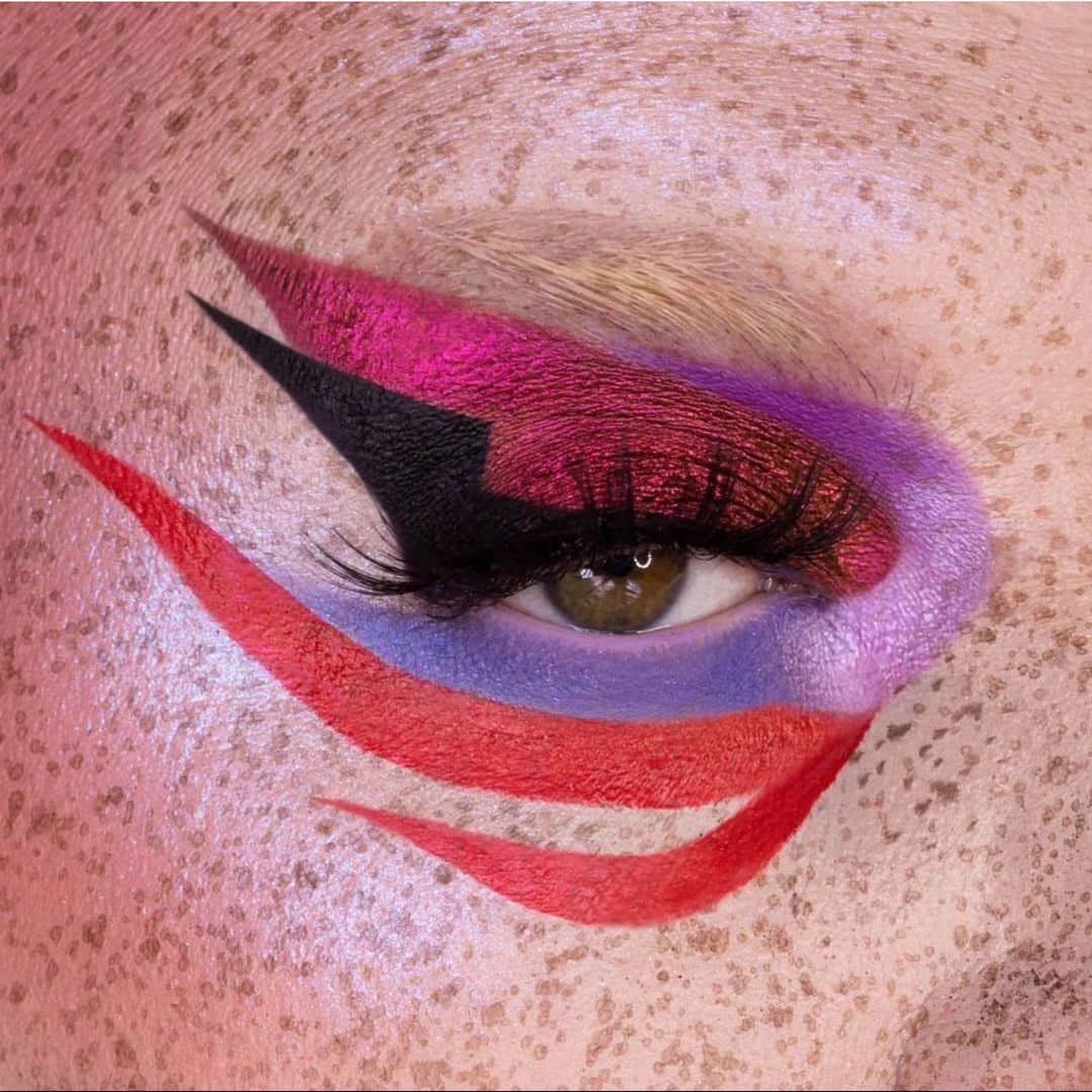 Jeffree Star Cosmeticsさんのインスタグラム写真 - (Jeffree Star CosmeticsInstagram)「Be a QUEEN always, when you dip into our iconic #eyeshadow formula 💜 Makeup master @heartistmakeup used the #BloodLust palette to create this amazing look 👑 #jeffreestarcosmetics」5月19日 3時12分 - jeffreestarcosmetics