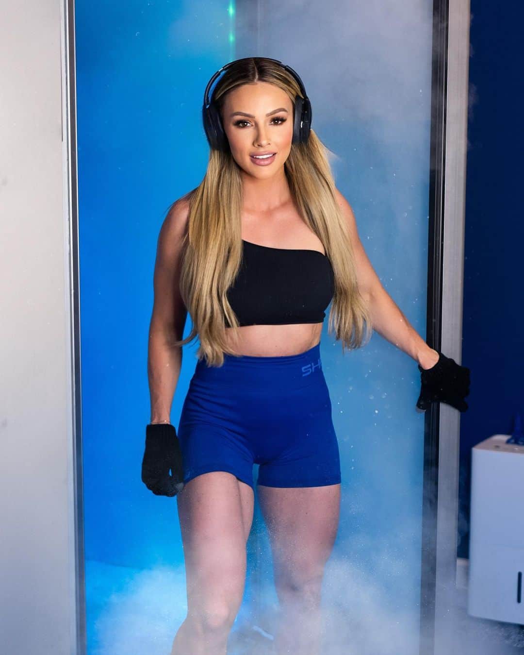 Paige Hathawayのインスタグラム：「Great to be back in the chamber! 🤙🏼 COMMENT A 🥶 IF YOU HAVE TRIED CRYOTHERAPY! DROP A 🥵 IF YOU HATE BEING COLD & HAVEN’T!  MY RECOVERY RECIPE: * CRYOTHERAPY  * INFRARED SAUNA  * COMPRESSION BOOTS * RED LIGHT BED  Cryotherapy produces all kinds of benefits including; muscle recovery, sleep, optimal immune function, boost natural energy and of course my favorite place to do it all is @icryo!   Service time is only about 3 minutes And the frequency: 2x -7x per week for optimal results!  #cryotherapy #icryo #recovery #wellness #livthebestversionofyou #health #freeze」