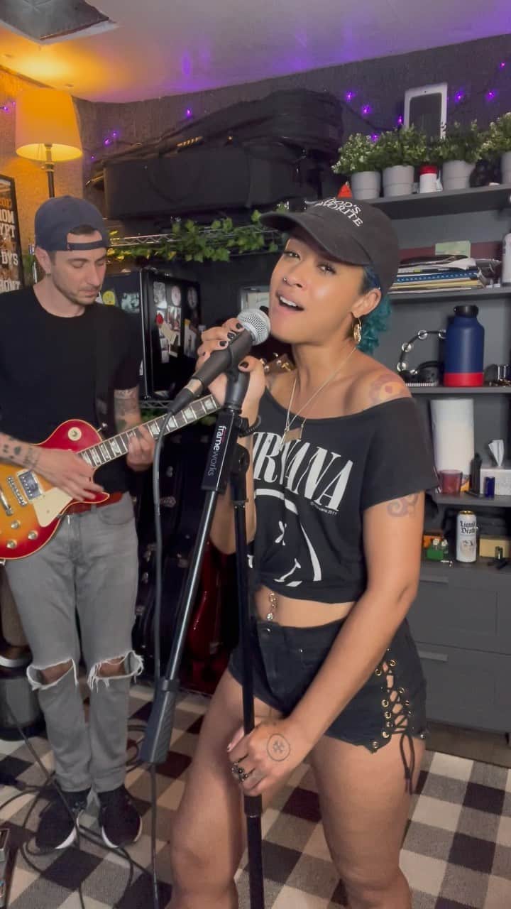スキン・ダイアモンドのインスタグラム：「Should I post the rest?? Like and comment and maybe I just will 🥰💙🤓 #coversong #comeseeaboutme #thesupremes #jamming #singersongwriter」