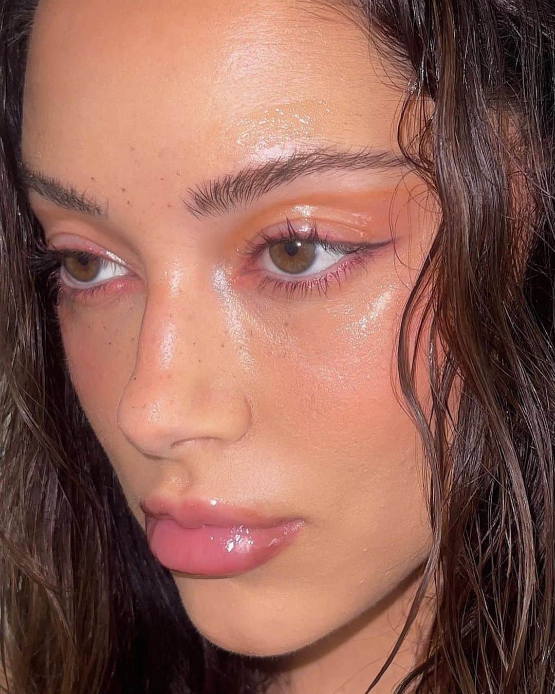 WHO WHAT WEARさんのインスタグラム写真 - (WHO WHAT WEARInstagram)「Me 🤝 looking like a real–life Ariel. We've been seeing aquatic–inspired glam all over our FYP, from pearlescent nails and glossy skin to shimmering lids. For a breakdown of every makeup and nail product you need to achieve the mermaidcore look, head to the link in bio.  photos: @nailsbyzola @thetonyabrewer @jourdansloane @hungvanngo」5月19日 3時38分 - whowhatwear