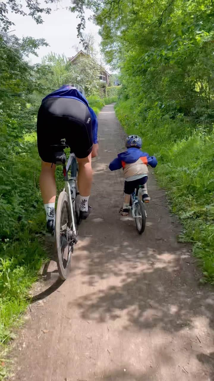 マルセル・キッテルのインスタグラム：「Race day with my son🚴🏼‍♂️☀️ He will beat me very soon💨#germanfathersday」