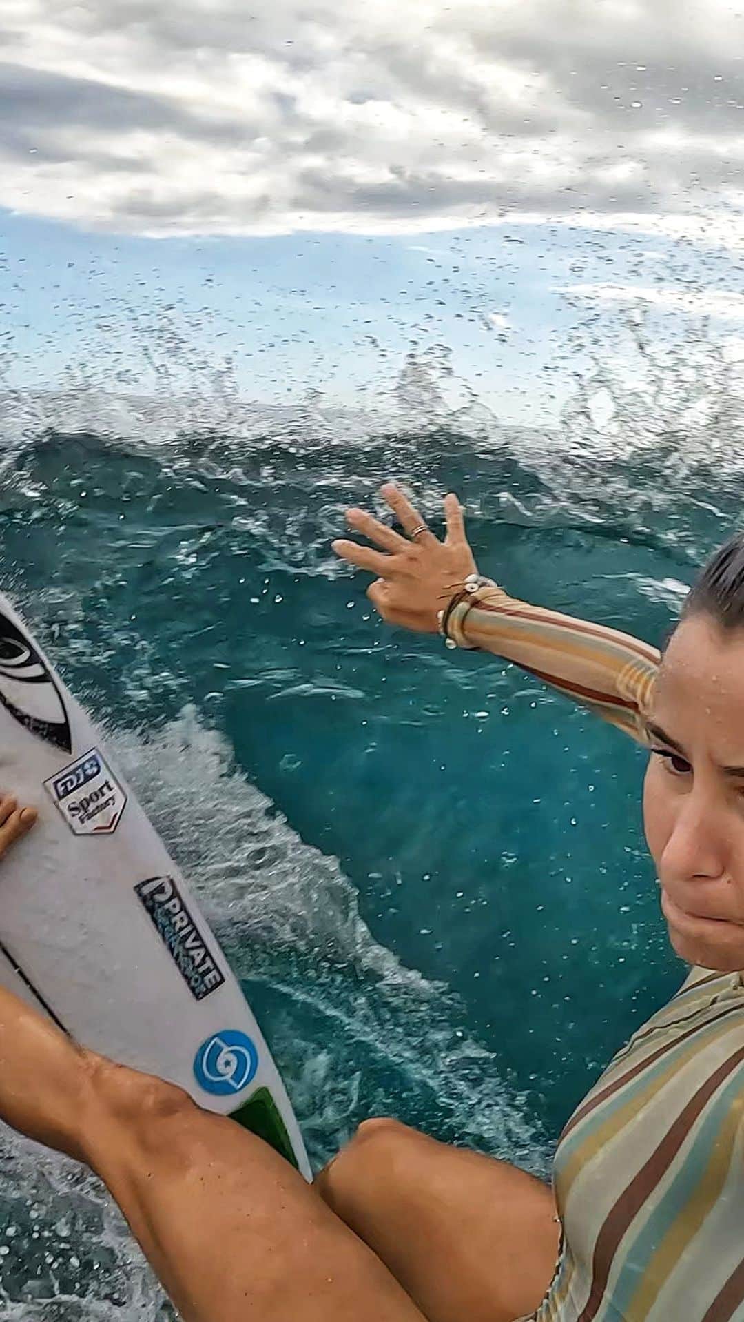 ジョアン・ディファイのインスタグラム：「Quick surf before the storm 💙⛈️💙 #GoProHERO11 #surfing #surfergirl」